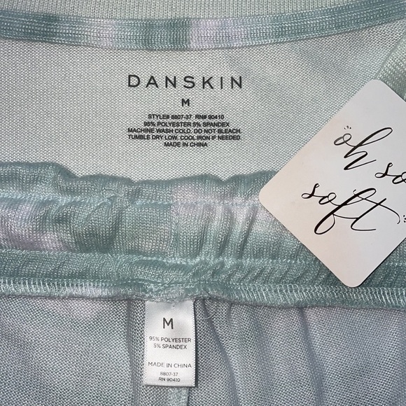 LAST ONE - New Danskin Women's 2 Piece Tee and Shorts PJs Set Size Medium - Picture 5 of 14